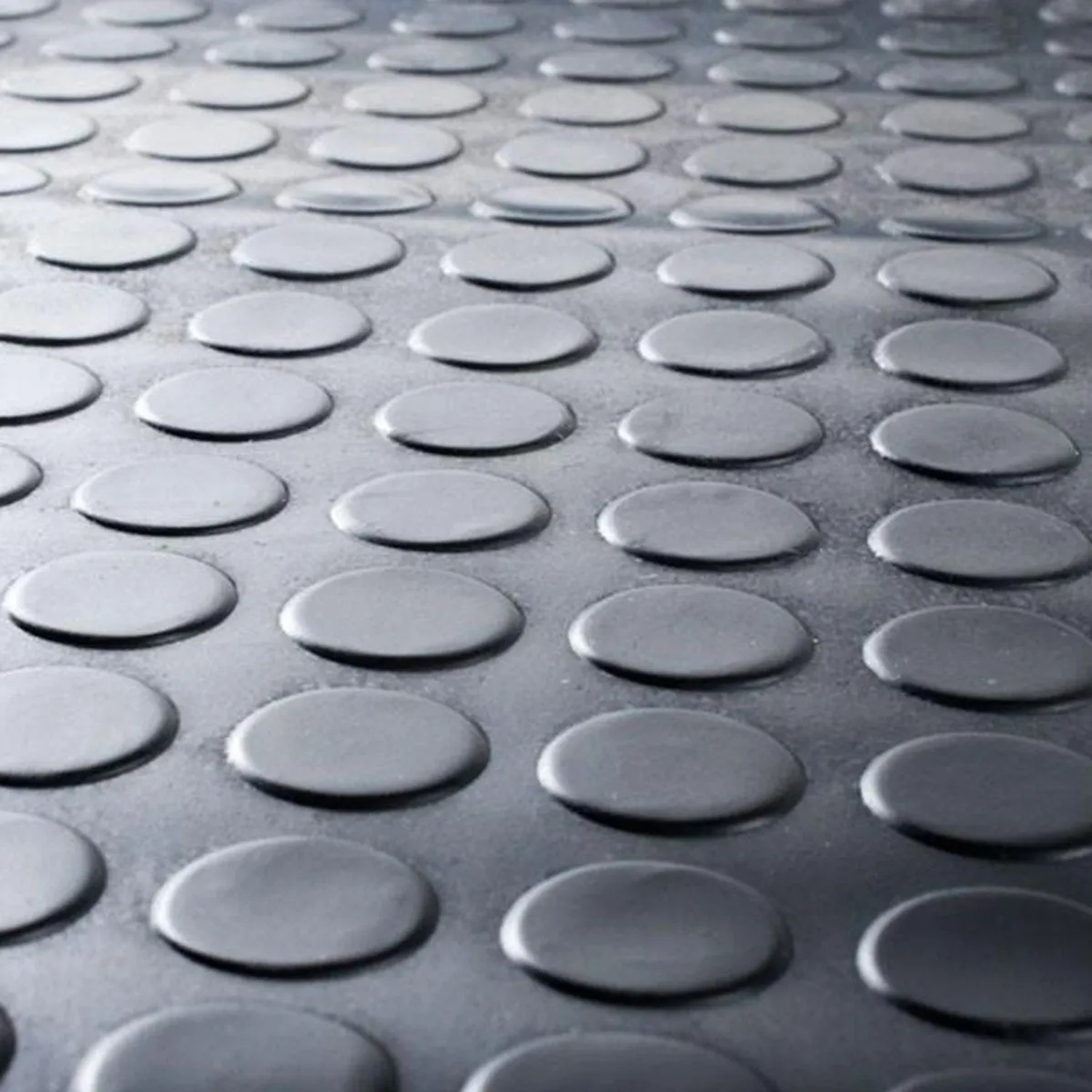 Graue KARAT Gummimatte mit flachen Noppen. Rutschfester PVC Bodenbelag für Gewerbe und Industrie.