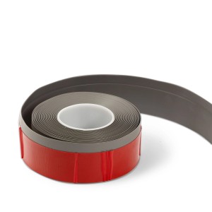 Graue, selbstklebende KARAT Sockelleiste Oslo, aufgerollt mit rotem Klebestreifen.