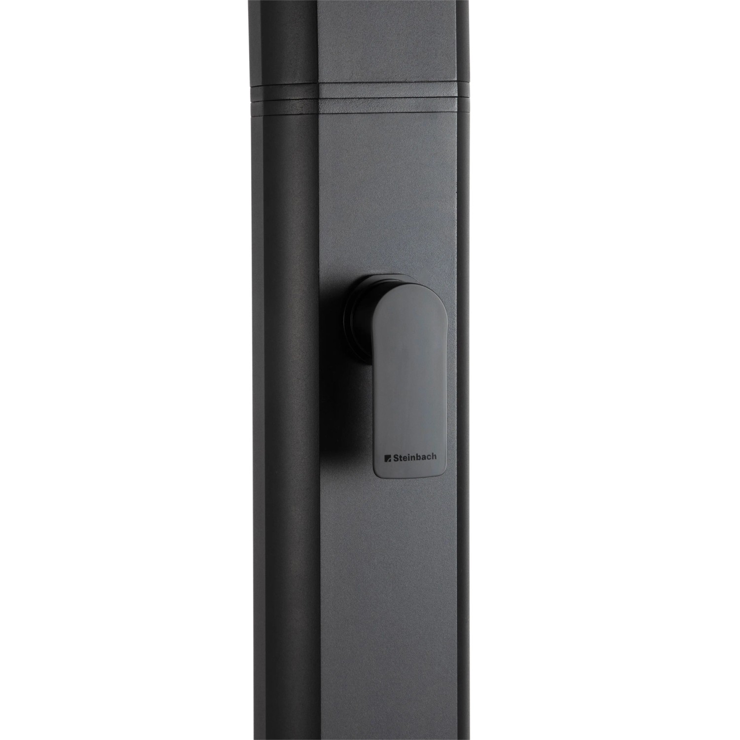 Detailaufnahme: Schwarze Steinbach Solardusche Compact 25 l mit Drehventil.