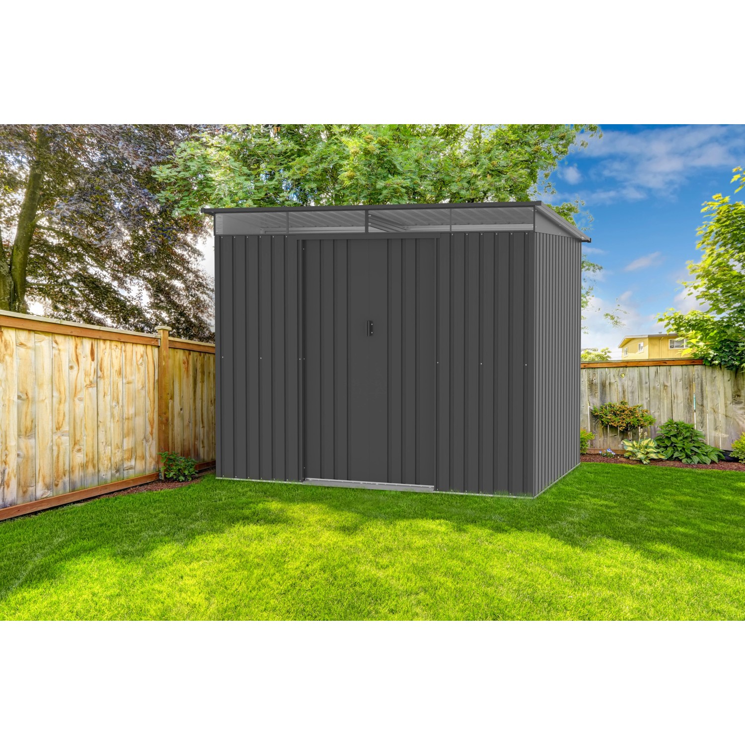 Tepro Metallgerätehaus Multi Shed X-Large in Anthrazit mit Lichtband im Garten.