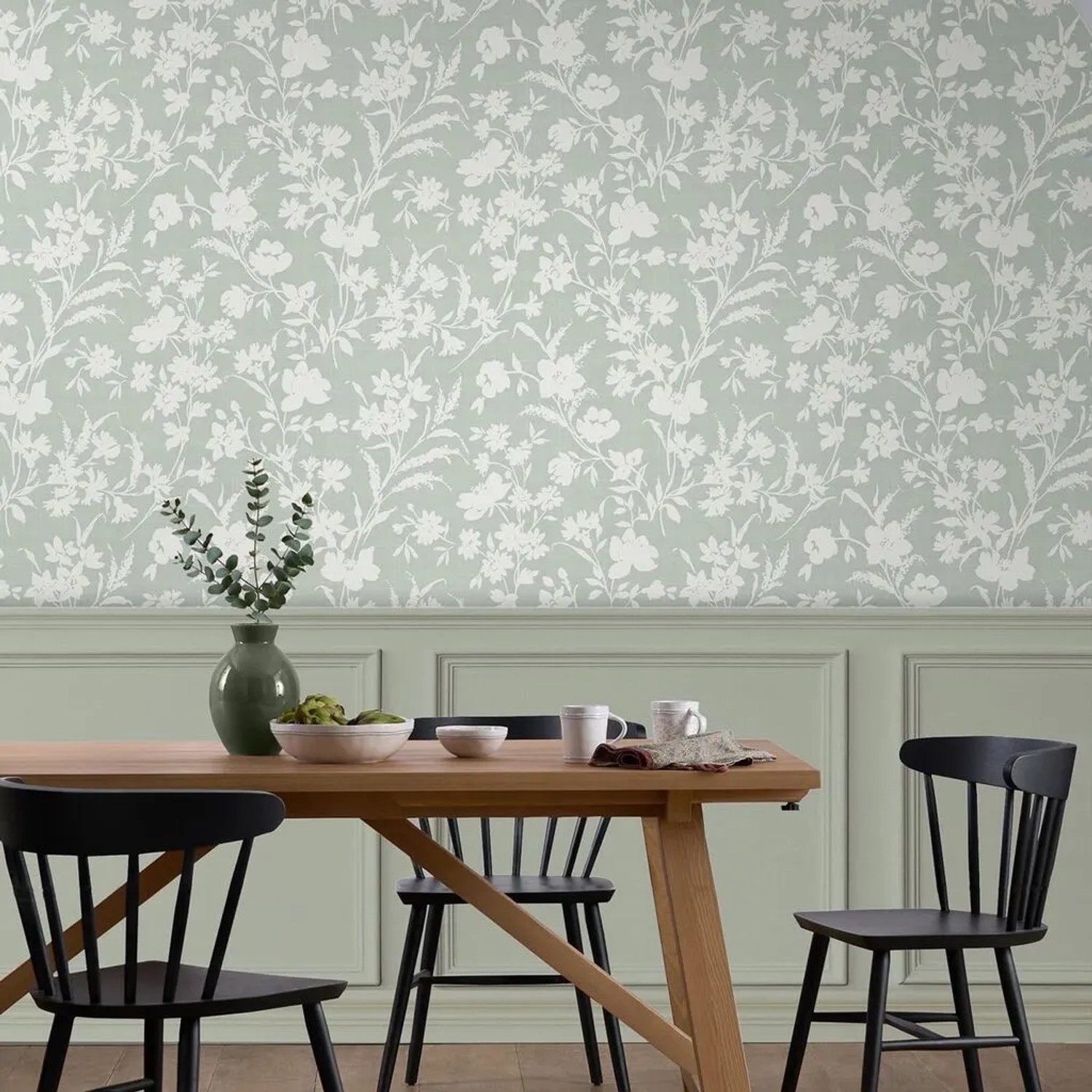 Laura Ashley Vliestapete Rye Sage Green mit floralem Muster in einem Esszimmer.