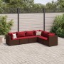 Braunes 6-tlg. vidaXL Garten-Lounge-Set aus Polyrattan mit roten Kissen im Garten.