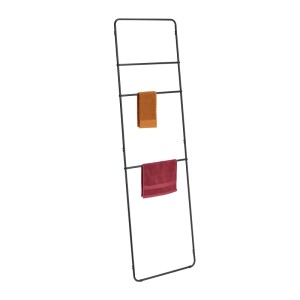 Schwarze Stahl Handtuchleiter mit 3 Sprossen, orangefarbenes und rotes Handtuch hängen. Badaccessoire.