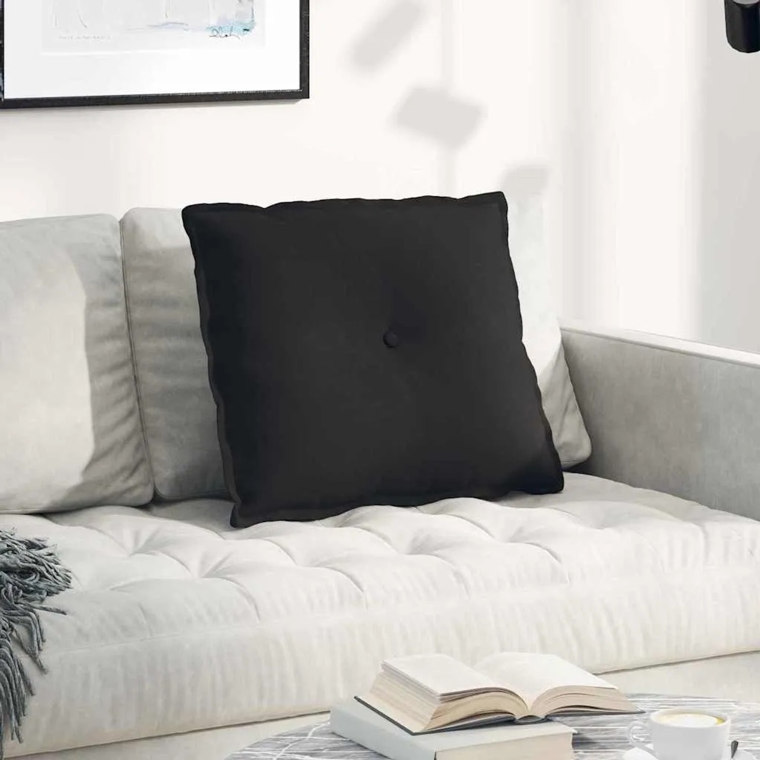 Schwarzes Rückenkissen (60x50 cm) aus Mikrofaserstoff auf Sofa.