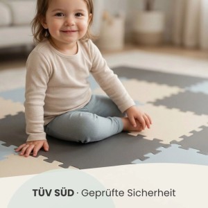 Kind sitzt auf LittleTom Spiel- & Krabbelmatte Puzzlematte in Grau-Blau, 27-teilig.