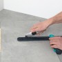 wolfcraft Verlege-Set für Vinyl im Einsatz: Vinylboden schneiden mit Cuttermesser und Schmiege.