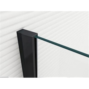 Detailaufnahme: Schwarzes Profil und Klarglas einer Walk-In Duschwand.
