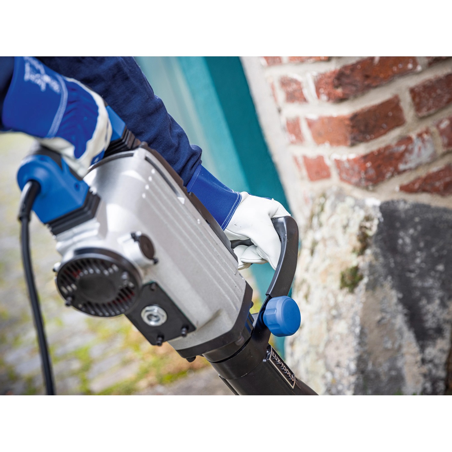 LUX Abbruchhammer E-AHM-1700 in Aktion, Baumaschine für Abbrucharbeiten.