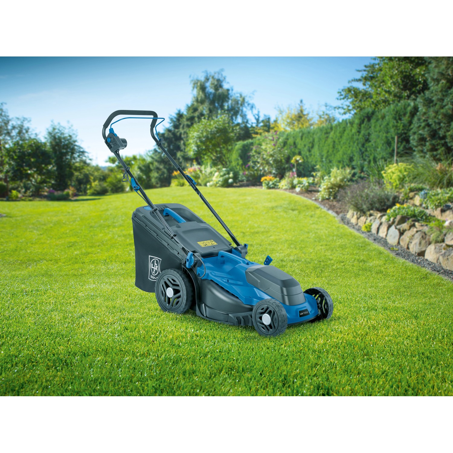 LUX-TOOLS Elektro-Rasenmäher E-RM-1800/43 auf Rasenfläche. Blau-schwarzer Rasenmäher mit Fangkorb.