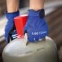 Hände mit blauen LUX Arbeitshandschuhen Tough Gr. 8 tragen eine Gasflasche.