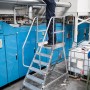 Krause Podestleiter Stabilo, fahrbare Leiter mit 6 Stufen und Geländer für sicheres Arbeiten.