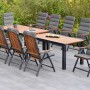 Merxx Athos Gartenmöbel-Set mit Ausziehtisch und 10 Klappsesseln mit grauen Auflagen.