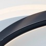 Detailaufnahme: Geschwungene, dimmbare LED-Deckenleuchte Eunomia in Schwarz und Weiß.