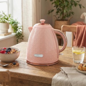 HOMCOM Wasserkocher, hellrosa mit Wabenmuster und Roségold-Akzenten, auf Holztisch. Ideal für Küche, 1,7L Kapazität.