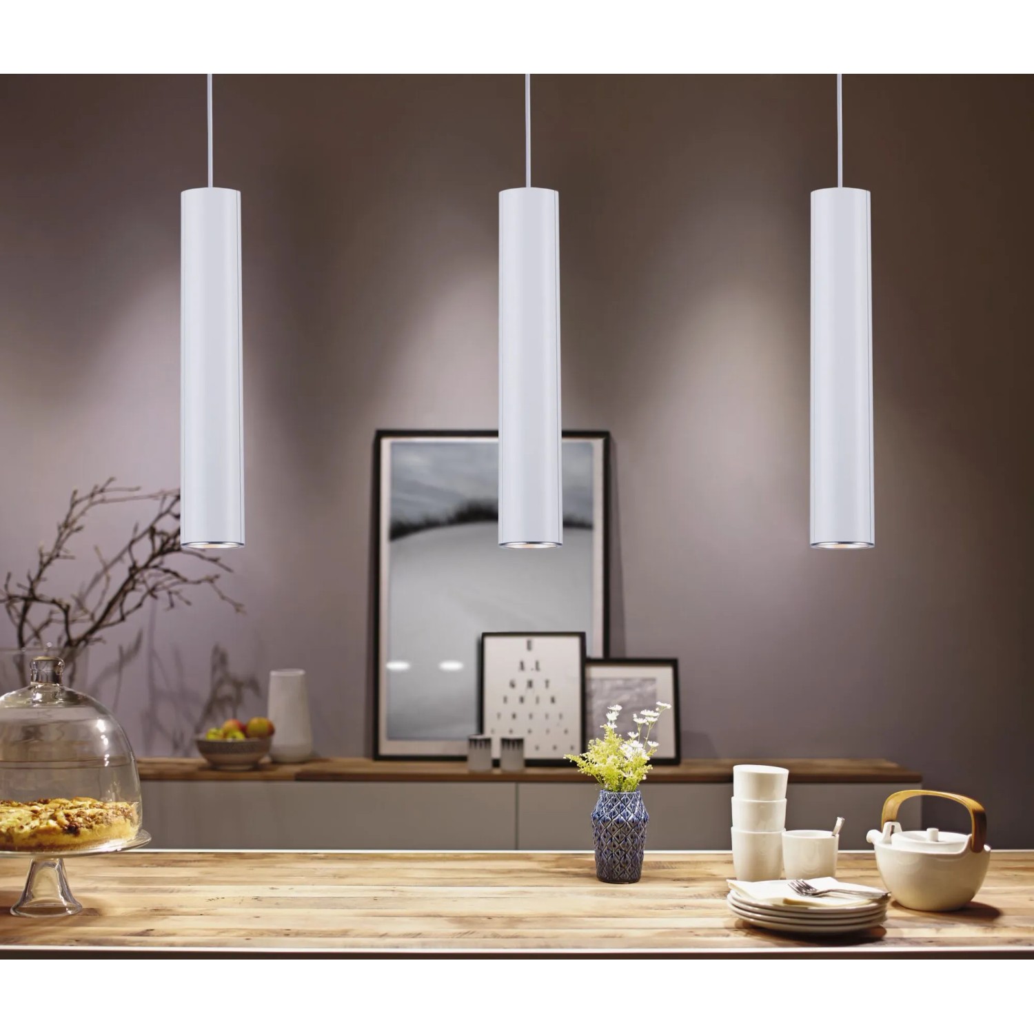 Drei signalweiße Paulmann URail Pendelleuchten Catalejo über einem Esstisch.