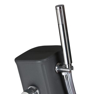 Detailaufnahme: Graue Gre Solardusche aus Harz mit Fußhahn und Chrom-Duschkopf.