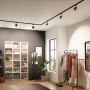 Schienensystem URail mit schwarzer Kabeleinspeisung im modernen Ankleidezimmer.