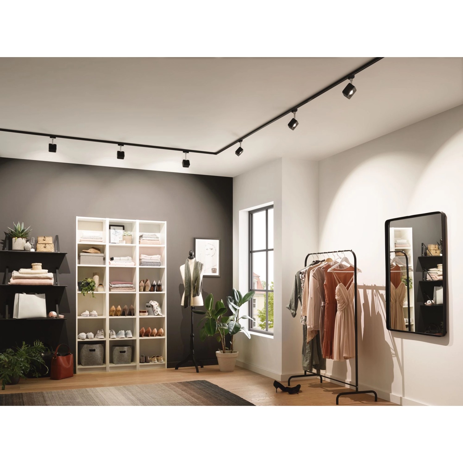 Schienensystem URail mit schwarzer Kabeleinspeisung im modernen Ankleidezimmer.