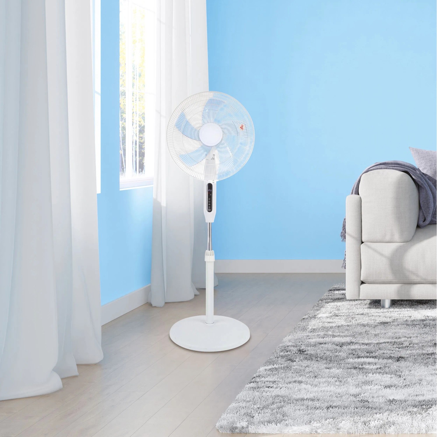 Weißer Standventilator SV 55-41 Cool Air, Ø 43 cm, 130 cm hoch, mit LED-Display und Fernbedienung.