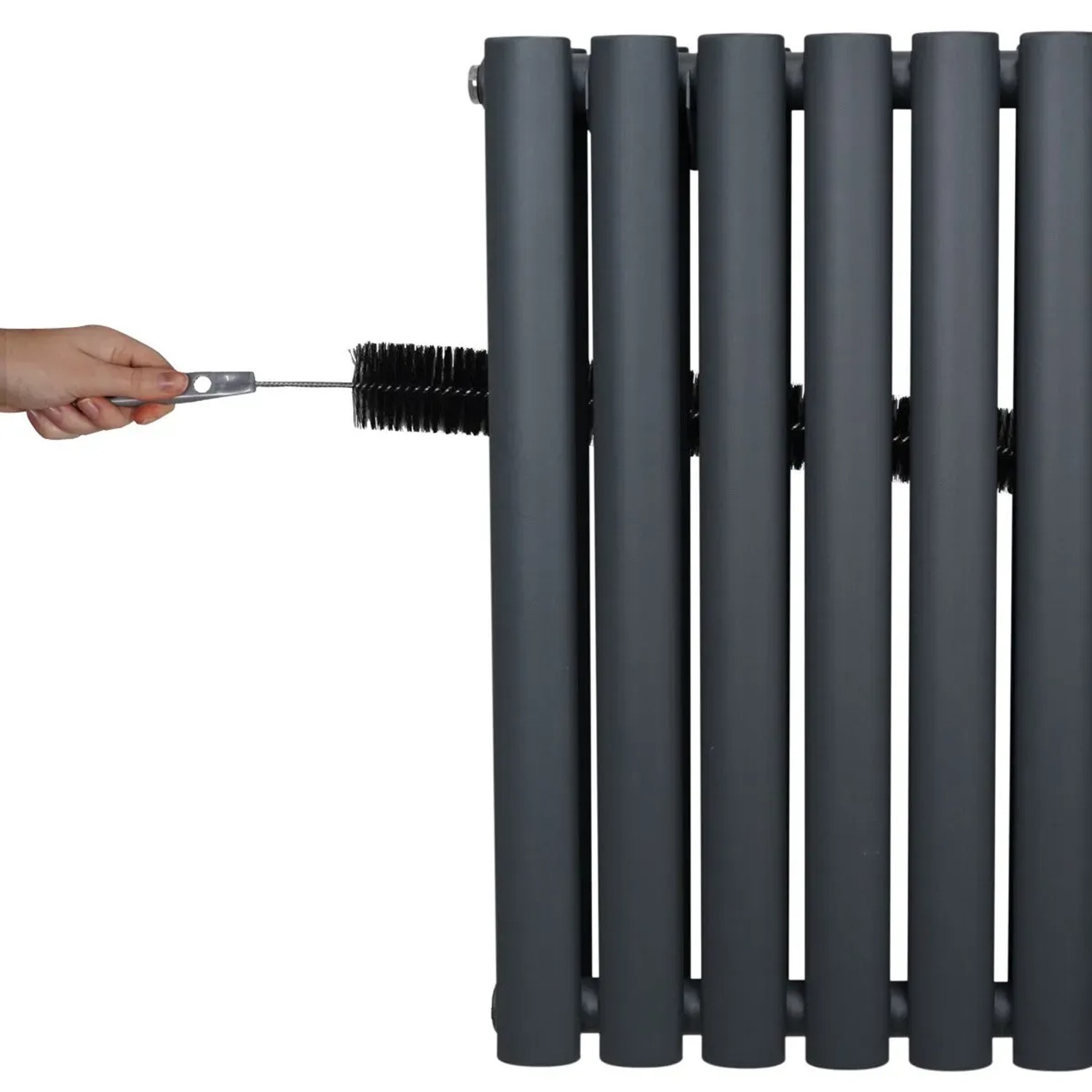 Anthrazitgrauer Röhrenheizkörper (600x1440mm) wird mit Bürste gereinigt.