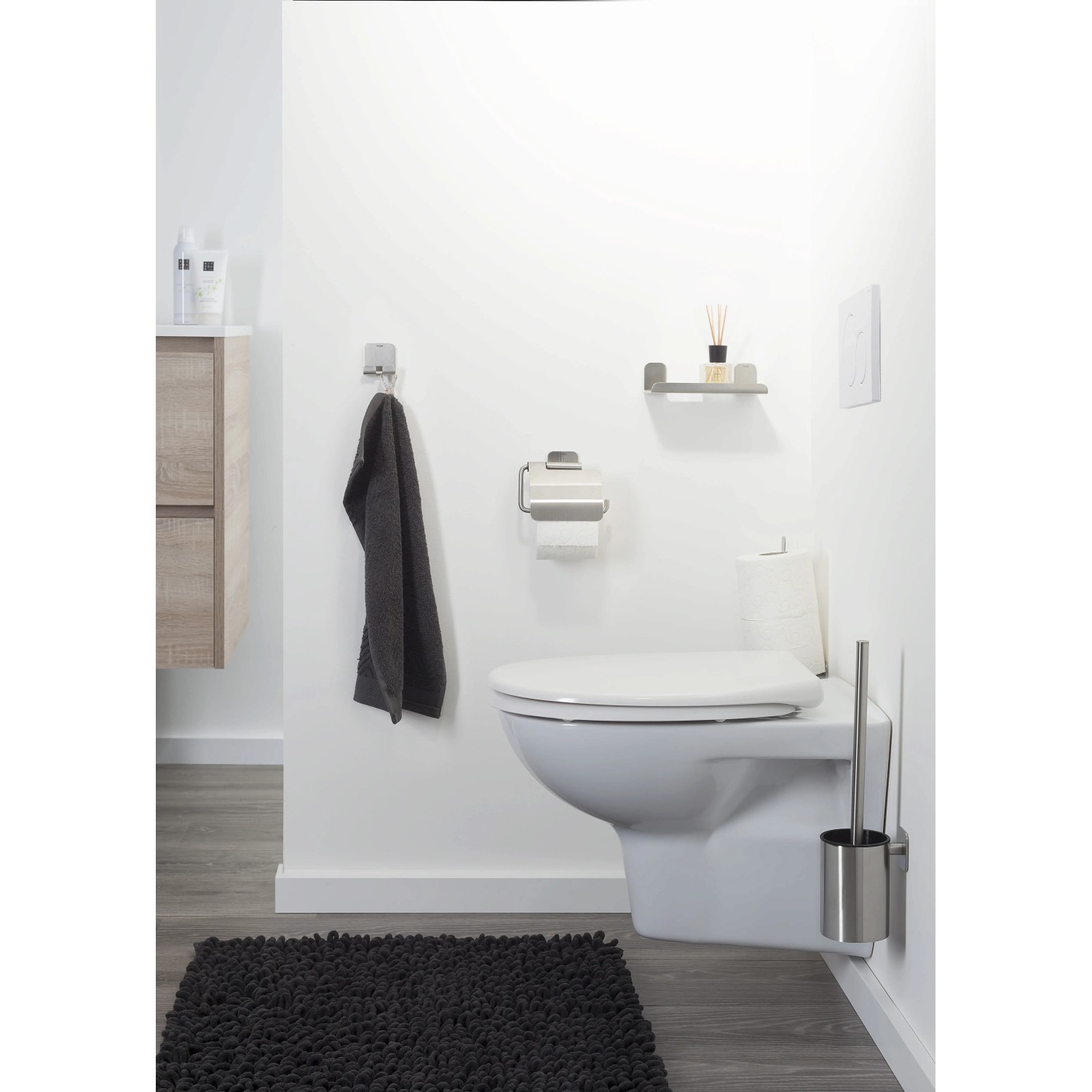 Tiger Toilettenbürste Colar mit Halter, Edelstahl gebürstet, im Badezimmer.