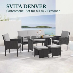 Schwarzes Svita Denver Polyrattan Gartenmöbel Set mit grauem Lounge-Sofa, 2 Sesseln, 2 Hockern und Esstisch auf Terrasse.