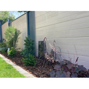 Betonzaun-Platte Timber, 200x38,5x3 cm, als Sichtschutz im Garten mit Bepflanzung.