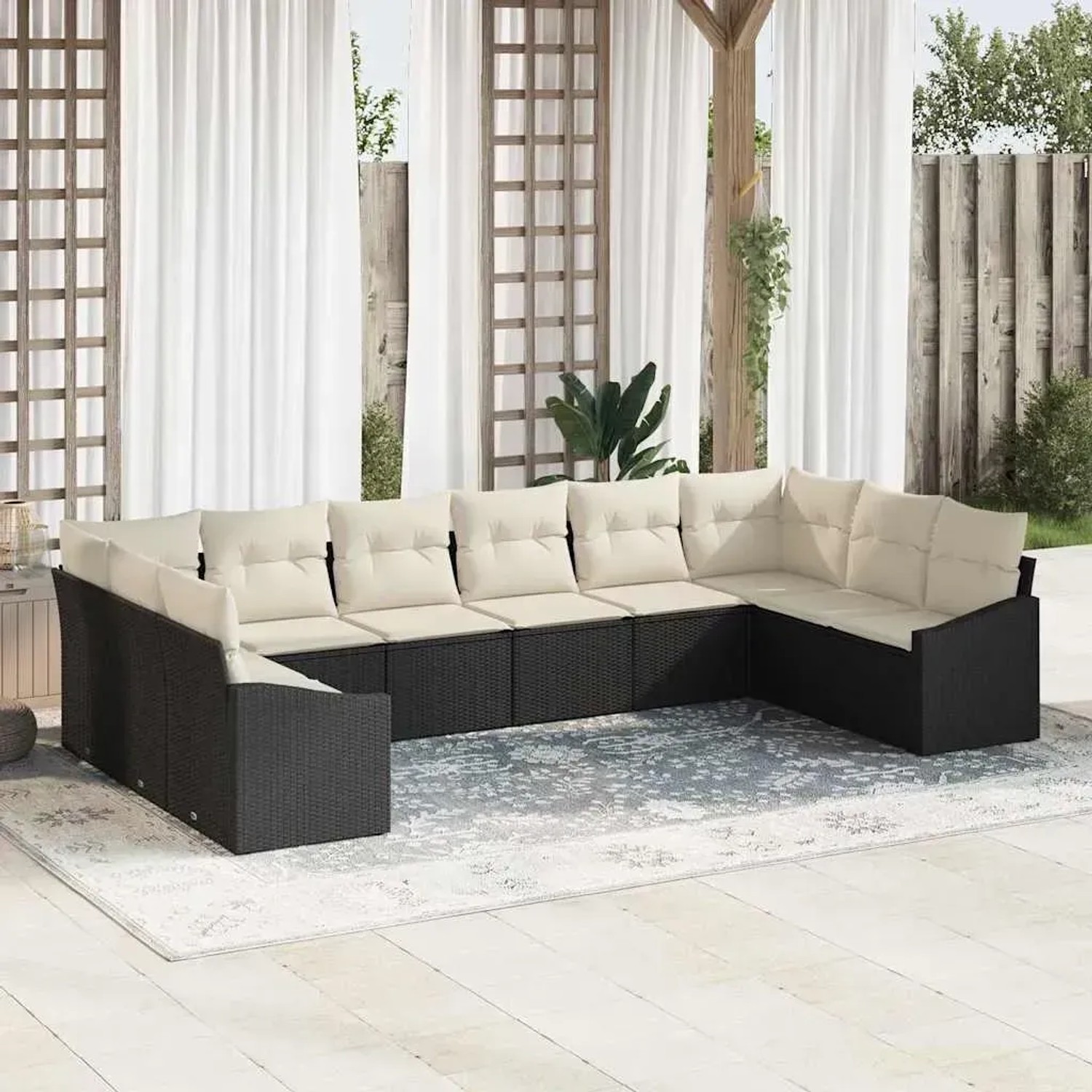Schwarzes 10-teiliges Garten-Sofa-Set aus Poly Rattan von vidaXL mit beigen Kissen.