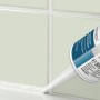 Anwendung von transparentem Alpina Dusch- und Bad-Silikon zur Abdichtung von Badewanne und Fliesen.
