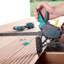 Wolfcraft Terrassenbau Set im Einsatz: Montagezwinge fixiert Terrassendielen.
