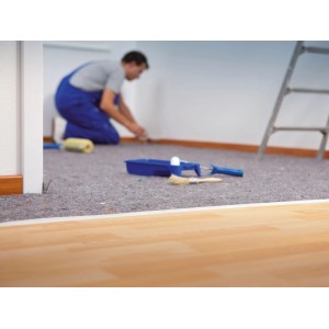 Graues LUX-TOOLS Abdeckvlies schützt Boden bei Streicharbeiten. Rutschfestes Schutzvlies mit Aqua-Stop für Renovierung.