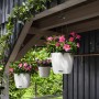 Weiße Lechuza Hängeampel Nido Cottage mit pinkfarbenen Blumen, Ø 27 cm.
