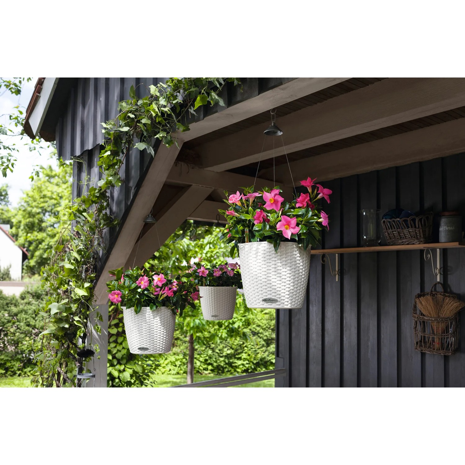 Weiße Lechuza Hängeampel Nido Cottage mit pinkfarbenen Blumen, Ø 27 cm.