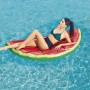 Frau auf Bestway Luftmatratze Wassermelone im Pool, 174x89 cm.