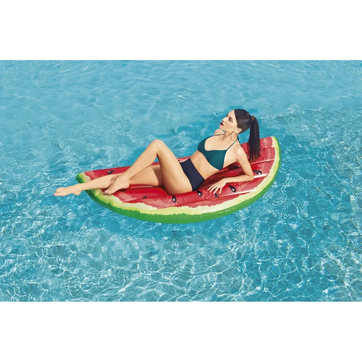 Frau auf Bestway Luftmatratze Wassermelone im Pool, 174x89 cm.