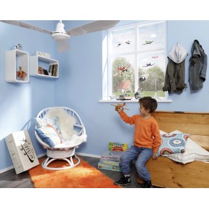 Kinderzimmer mit Komar Fenstersticker Planes (31x31cm) an Fenster.