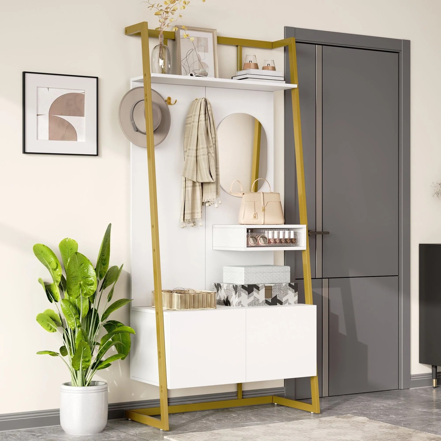 Weißes Garderoben Set mit goldenem Metallrahmen, Spiegel, Haken, Ablagen und Schuhschrank im Flur.
