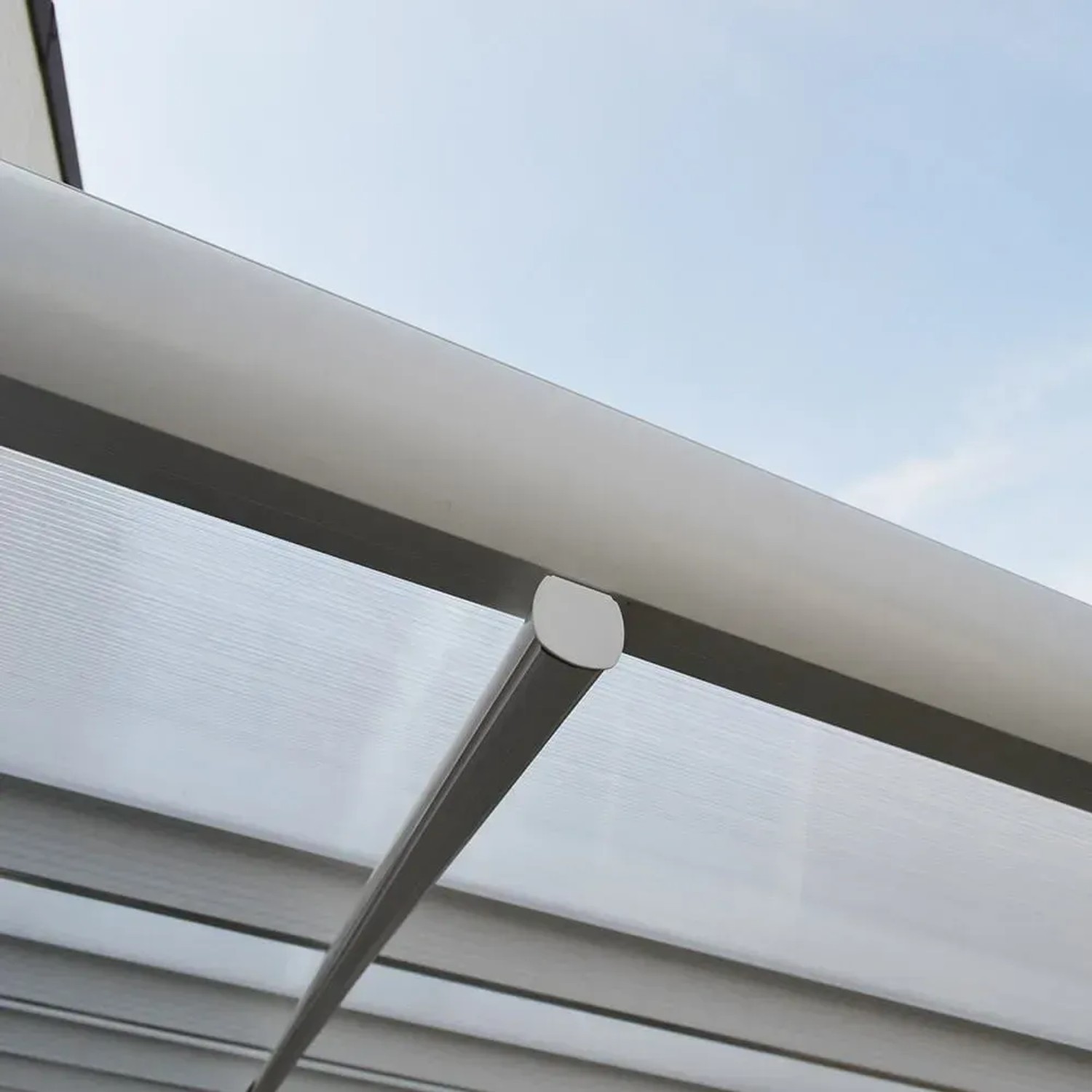 Detailansicht: Weiße Home Deluxe Terrassenüberdachung Solis aus Aluminium mit Hohlkammerplatten.