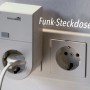 Weiße Funk-Steckdose für Innenbereich von Schellenberg im Einsatz mit Schuko-Stecker.
