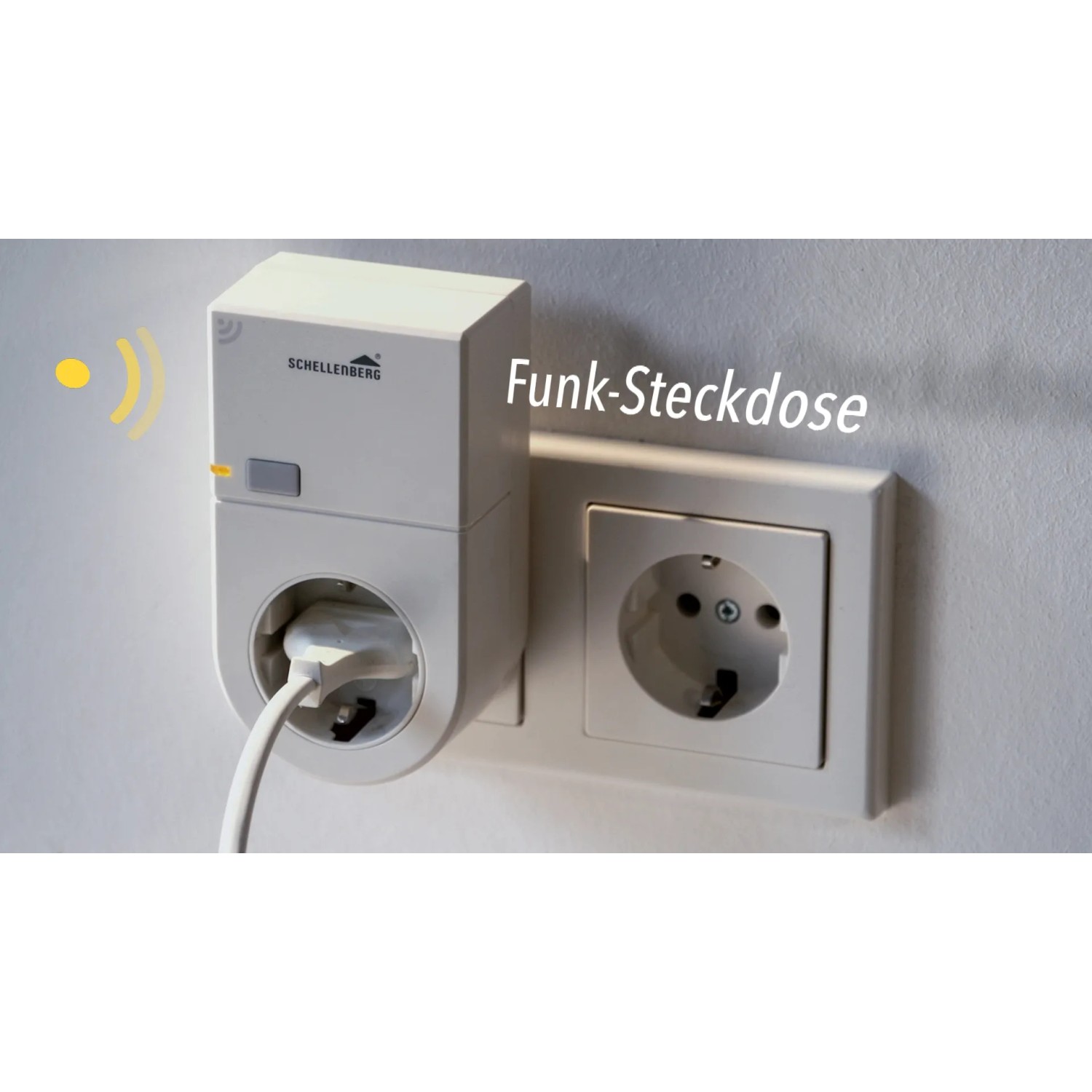 Weiße Funk-Steckdose für Innenbereich von Schellenberg im Einsatz mit Schuko-Stecker.