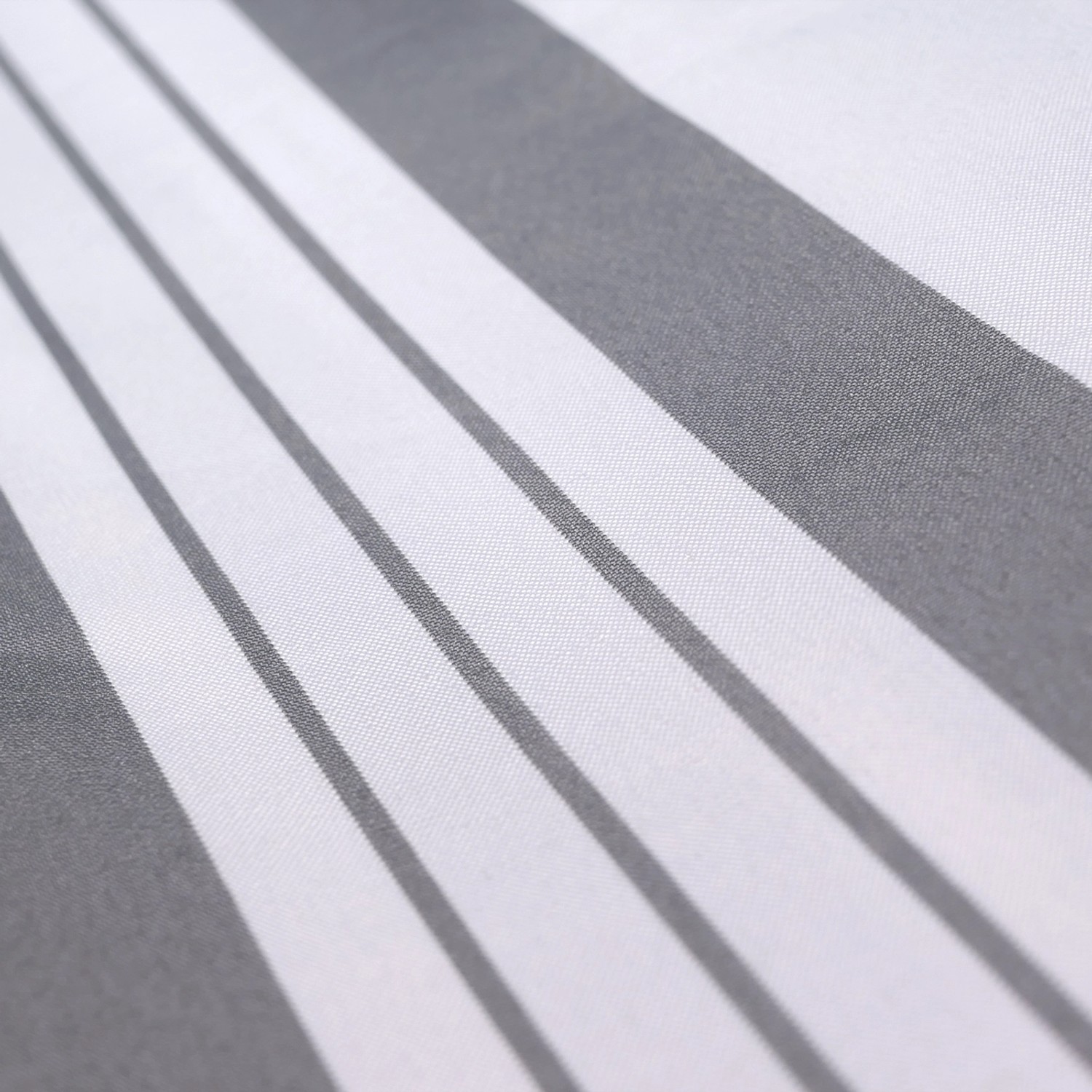 Detailaufnahme: Grau-weiß gestreifter Volant für MCW Vollkassetten-Markise T124.