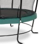 Detailaufnahme: Grünes EXIT Lotus Classic Gartentrampolin mit Sicherheitsnetz und L-förmigen Füßen.