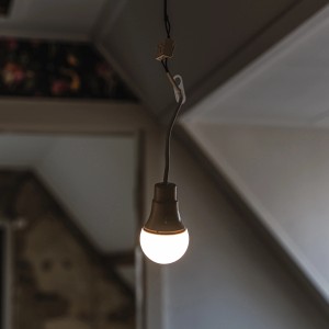 Hängende Renovierungsfassung mit LED-Leuchtmittel A60, ideal für Baustellen und Lagerräume.