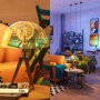 Smarte Philips LED Globe Glühlampe E27 RGB mit farbigem Licht. Schafft individuelle Lichtstimmung im modernen Wohnzimmer.