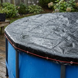 Schwarze, runde Relaxdays Poolabdeckung aus PE, wasserdicht und UV-beständig, schützt den Pool bei Regen. Mit rotem Seil fixiert.