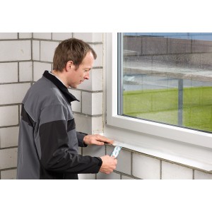 Anwendung von Siga Fentrim IS 20 Klebeband am Fensterrahmen zur Dämmung, Dämmstoffzubehör.