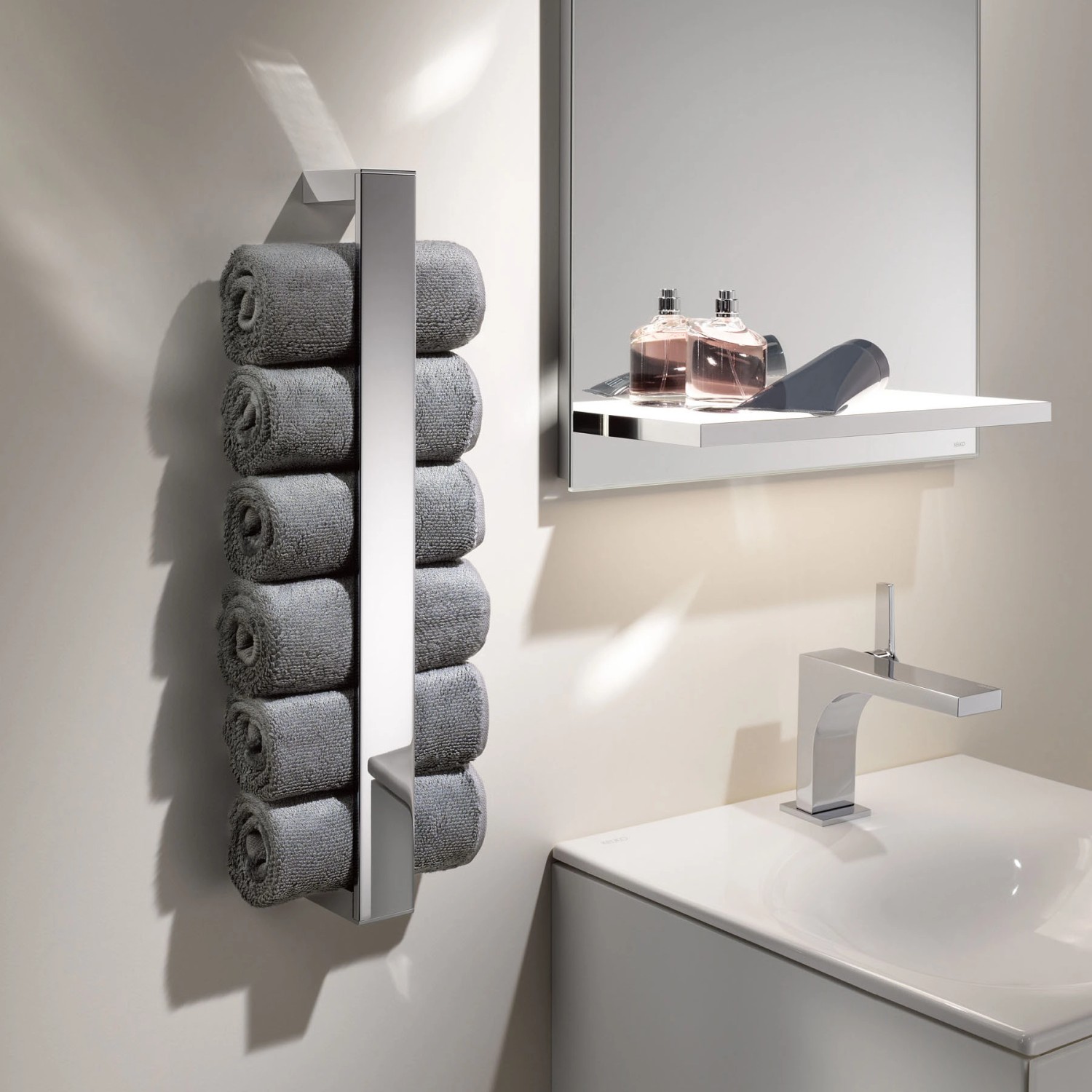 Keuco Handtuchhalter Edition 11, verchromt, mit 6 grauen Gästehandtüchern im Badezimmer.