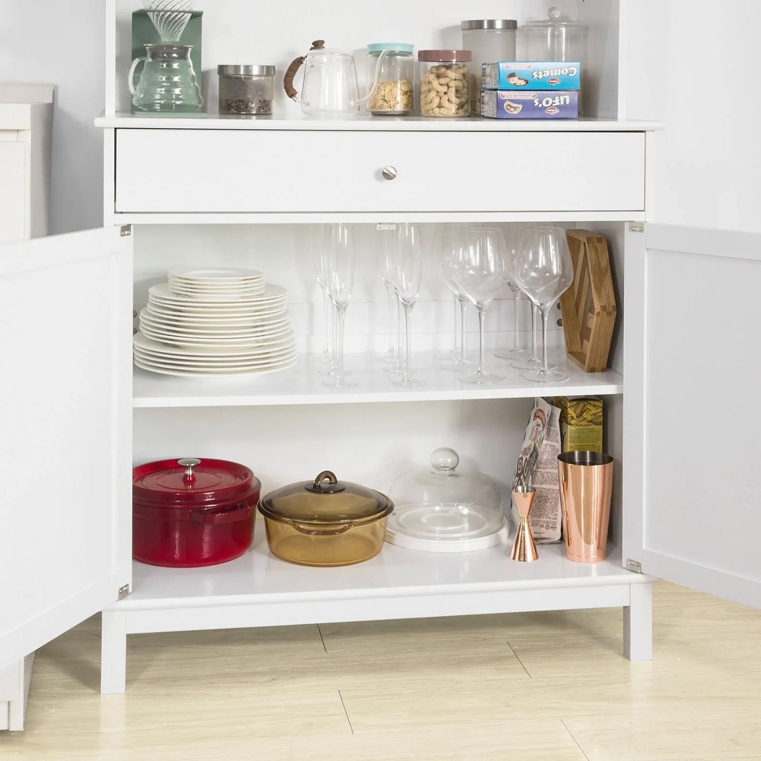 Weißer SoBuy Küchenschrank/Sideboard FSB26-W mit Geschirr und Gläsern.