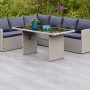Merxx Lanzarote Eck-Set mit Eckbank, Gartentisch und grauen Kissen auf der Terrasse.