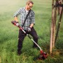 Mann trimmt Rasen mit Einhell Akku-Rasentrimmer GE-CT 36/30 Li E-Solo. Akku-Trimmer mit Tragegurt.